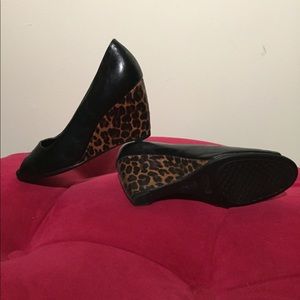 Aerosoles leopard peep toe wedges